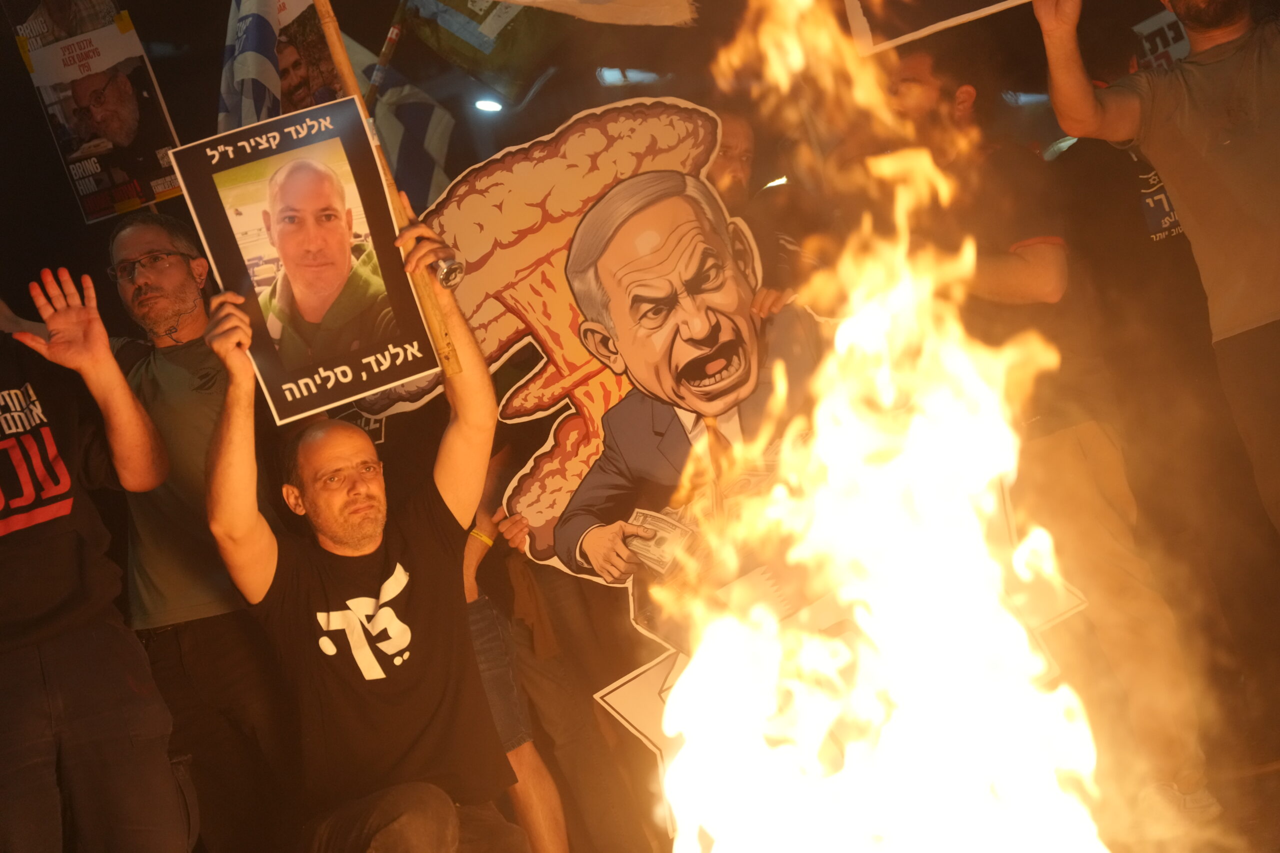מפגינים למען החזרת החטופים מעזה ונגד הממשלה, מחוץ לקריה בתל אביב, ב-6 באפריל 2024 (צילום: אריק מרמור / פלאש90)
