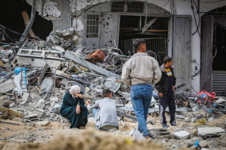 פלסטינים חוזרים לבדוק מה נשאר מביתם בח'אן יונס, אחרי שהצבא הישראלי נסוג מהאזור, ב-8 באפריל 2024 (צילום: עטיה מוחמד / פלאש90)