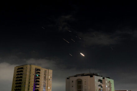 יירוט של טיל מאיראן כפי שנראה מתל אביב, ב-14 באפריל 2024 (צילום: תומר נויברג / פלאש90)
