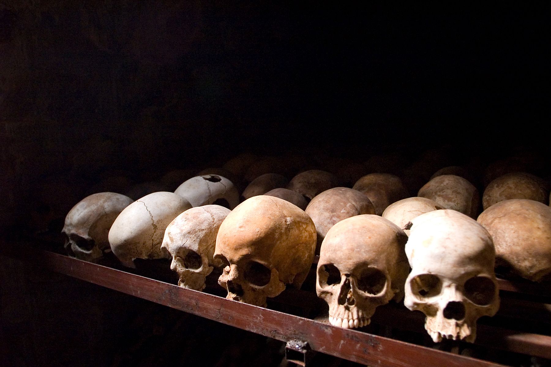 ההוטו ראו בטוטסי אויב פנימי שמאיים לפגוע בהם. אתר הנצחה בניאמטה לרצח העם ברואנדה (צילום: ויקימדיה CC BY SA 3.0) 