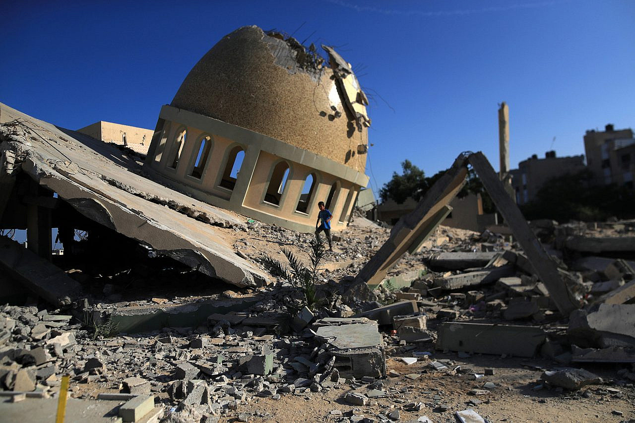 הריסות מסגד אל-אמין מוחמד שנהרס בהפצצה ישראלית, במחנה הפליטים ח'אן יונס בדרום רצועת עזה, ב-31 באוקטובר 2023 (צילום: מוחמד זענון / אקטיבסטילס)