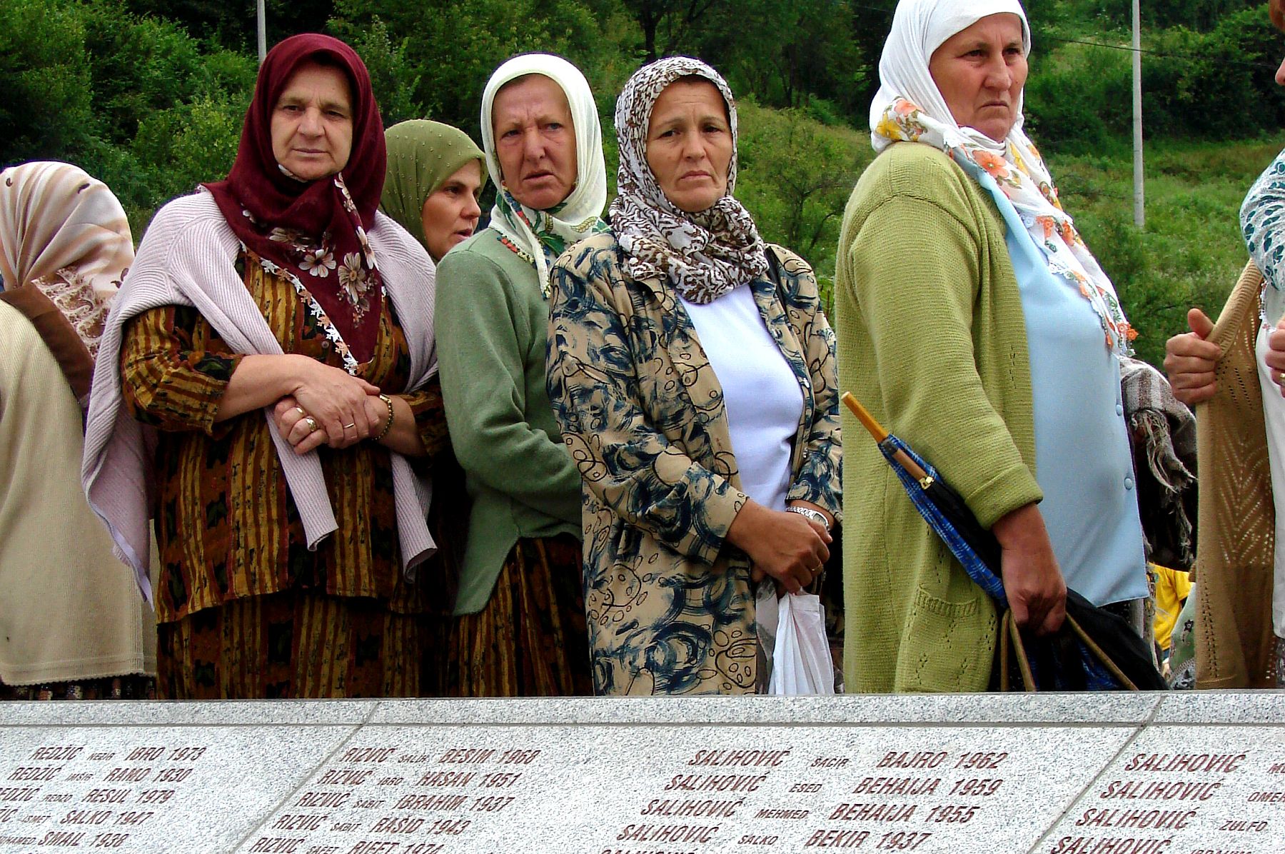 הסרבים בבוסניה הרגישו מאוימים. נשים בוסניות באתר להנצחת הטבח בסרברניצה (צילום: אדם ג'ונס CC BY SA 3.0)