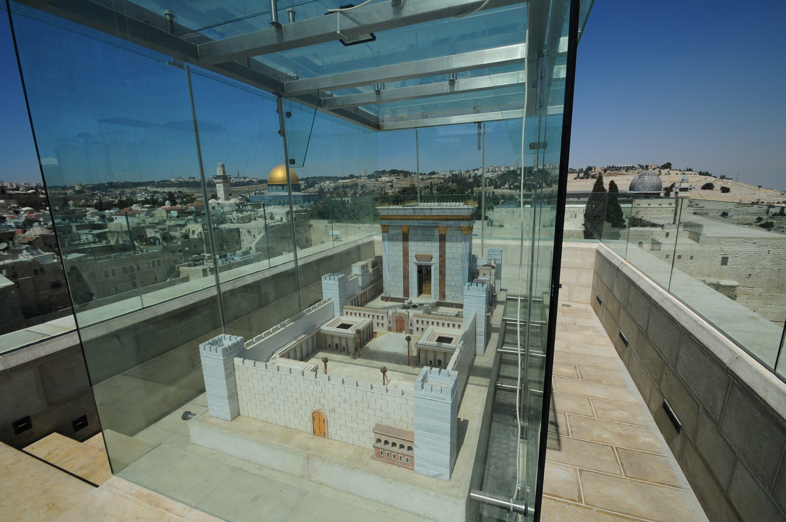 מחפשים מקום מתאים. מודל של" בית המקדש השלישי" שהוצג בעיר העתיקה בירושלים ב-2007 (צילום: מנדי הכטמן / פלאש 90)