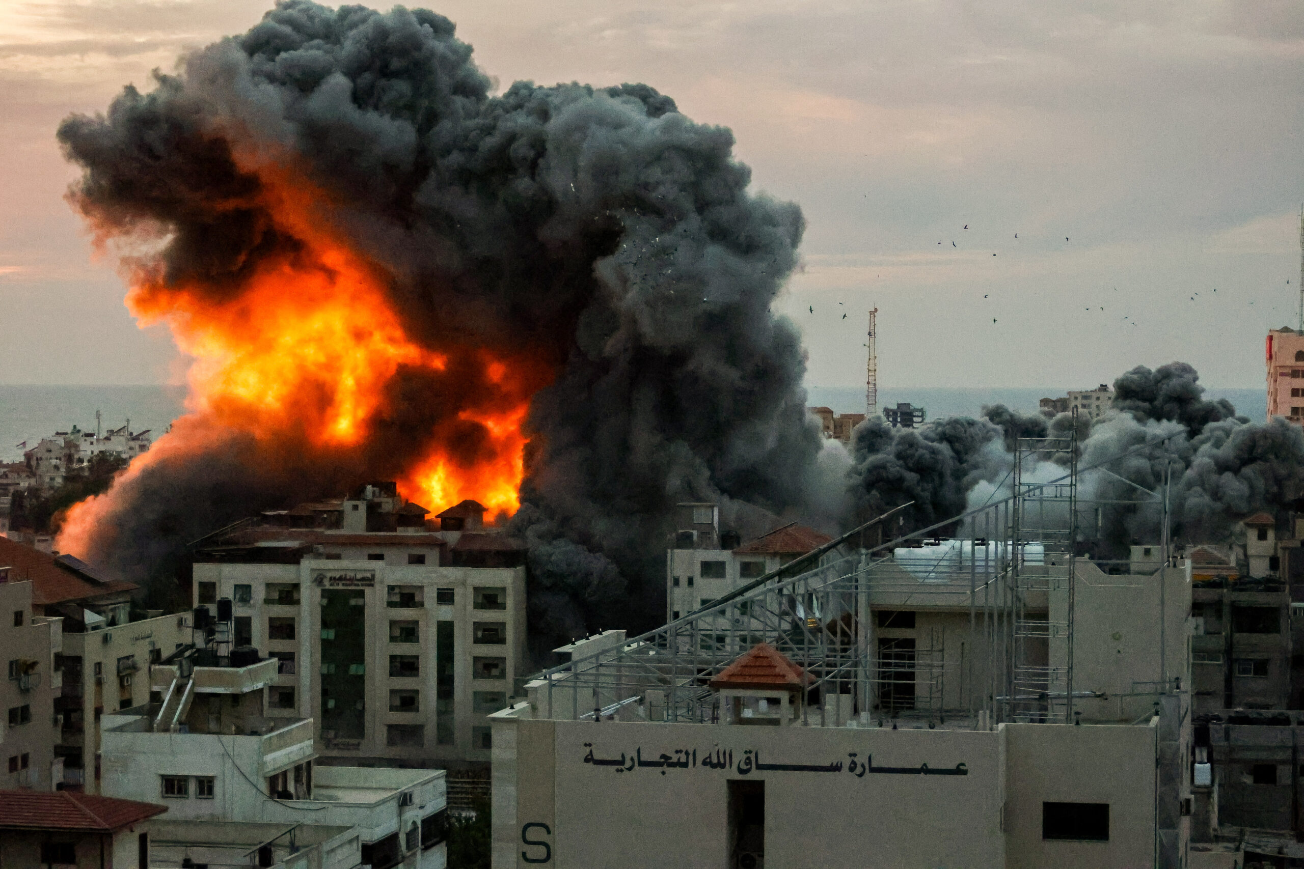 לקח זמן עד שאימנו את המכונה. הפצצה ישראלית בעיר עזה, 7 באוקטובר 2023 (צילום: עטיה מוחמד / פלאש 90)