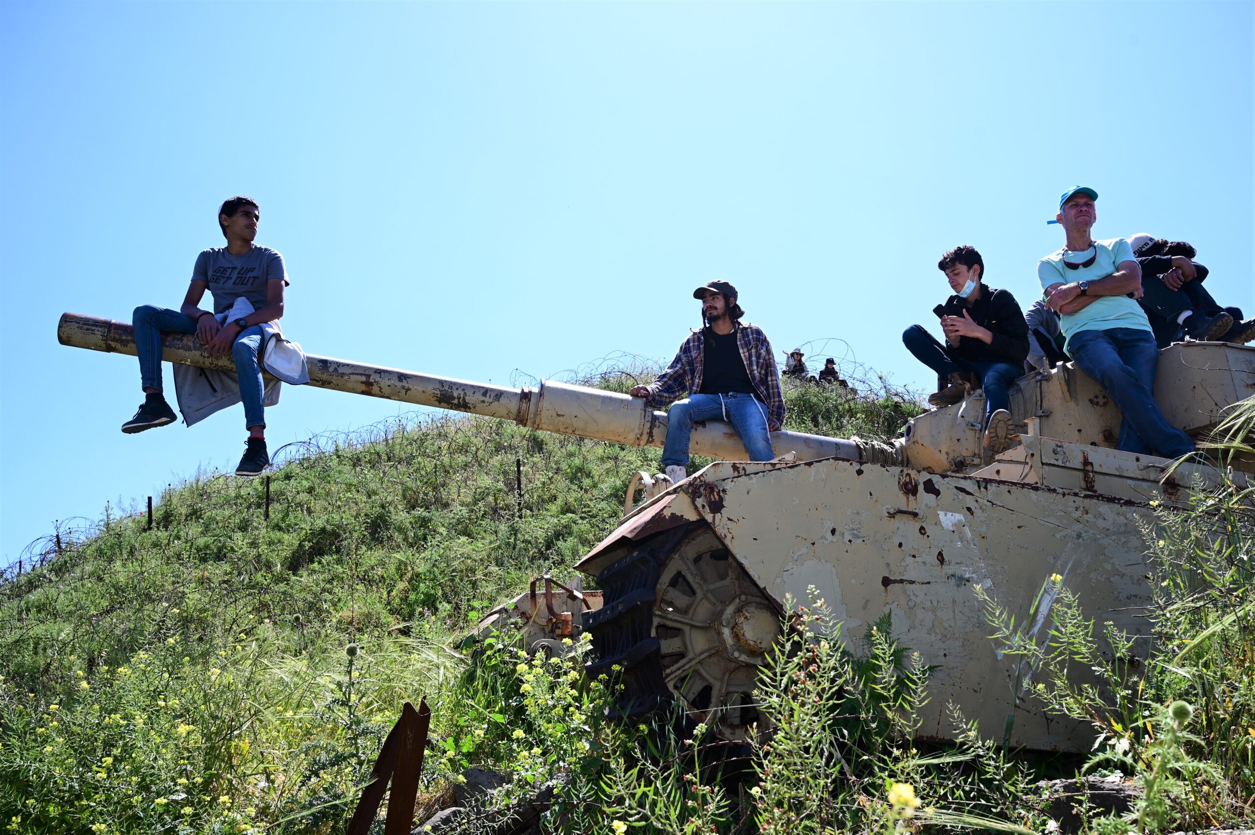 שמים את הצבא במרכז. תלמידים באתר הנצחה ברמת הגולן, אפריל 2021 (צילום: מיכאל גלעדי / פלאש 90)