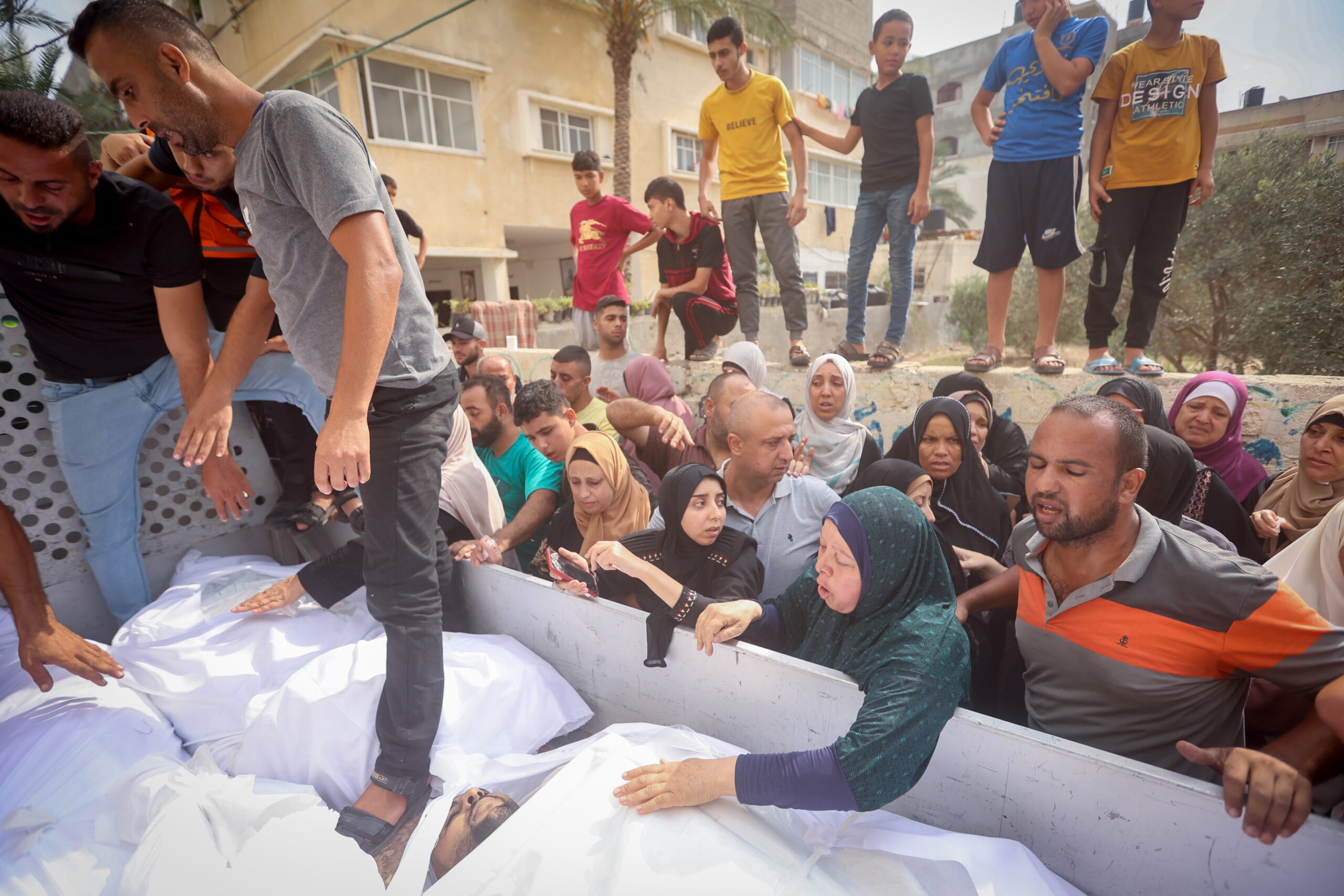 שיעור המשפחות שנהרגו בשלמותן עלה על כל המבצעים הקודמים. משפחה בעזה אחרי הפצצה ישראלית, 9 באוקטובר 2023 (צילום: עטיה מוחמד)