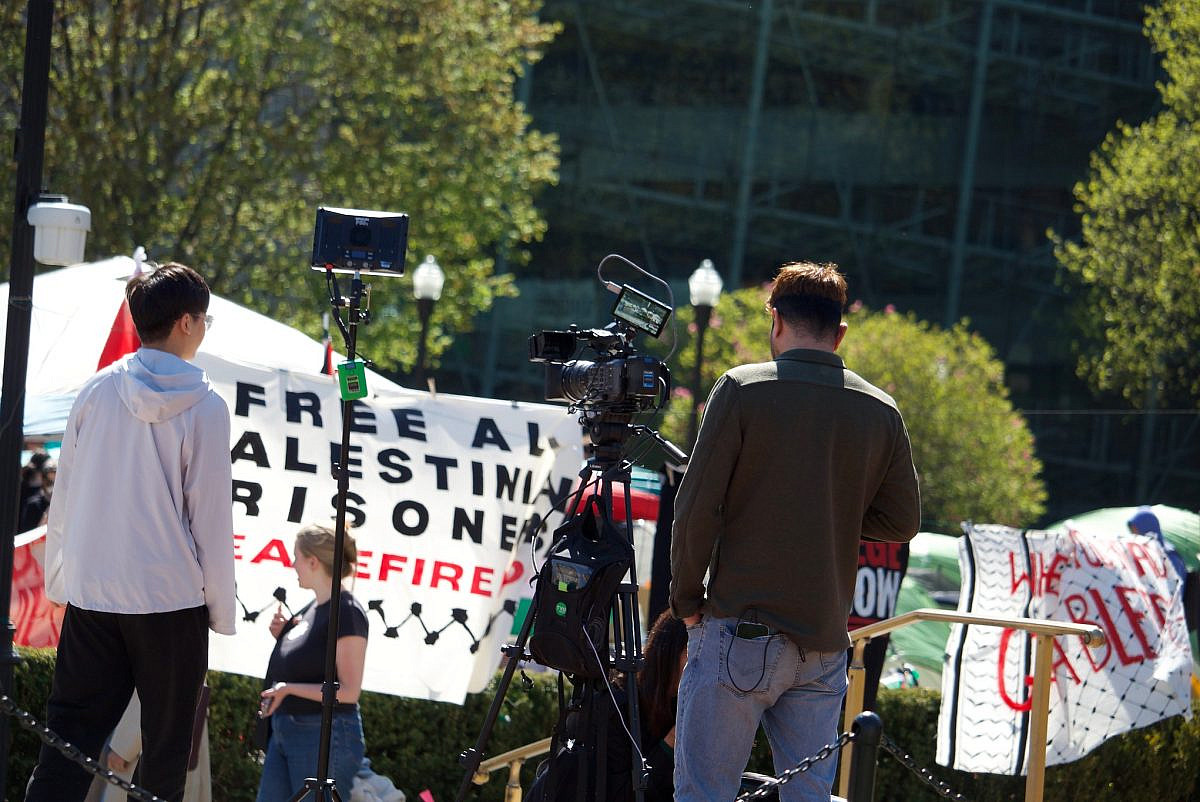 עיתונאים מסקרים את מאהל המחאה למען פלסטין באוניברסיטת קולומביה, ניו יורק, ב-23 באפריל 2024 (צילום: Pamela Drew/CC BY-NC 2.0 DEED)