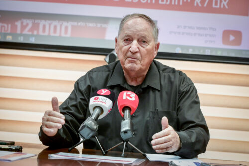 יו"ר ארגון המורים העל יסודיים, רן ארז, במסיבת עיתונאים בתל אביב, ב-21 ביוני 2023 (צילום: אבשלום ששוני / פלאש90) יו"ר ארגון המורים העל יסודיים, רן ארז, במסיבת עיתונאים בתל אביב, ב-21 ביוני 2023 (צילום: אבשלום ששוני / פלאש90)