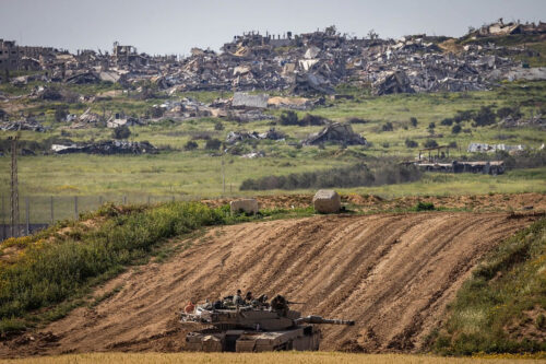טנק ישראלי ליד גדר הגבול עם עזה, ב-26 במרץ 2024 (צילום: חיים גולדברג / פלאש90)