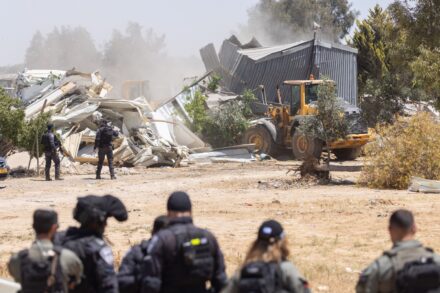 התנהלות שאינה עולה בקנה אחד עם הצהרות המדינה שהאזרחים הבדואים הם אזרחים שווים. הריסת המסגד בכפר הלא מוכר ואדי אל חליל שבנגב, ב-8 במאי 2024 (צילום: אורן זיו)