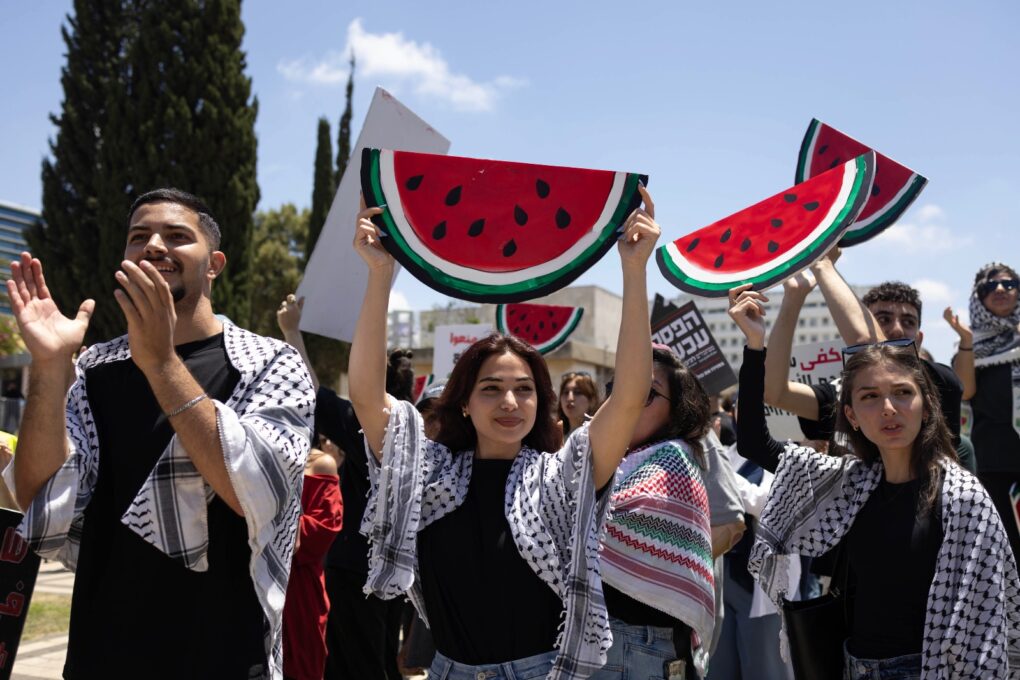 מי שמבקש לשכוח ולהכחיש את הנכבה, לא ימצא שלום ומנוחה בארץ הזו. טקס לציון יום הנכבה בכניסה לאוניברסיטת תל אביב, 15 במאי 2024 (צילום: אורן זיו)