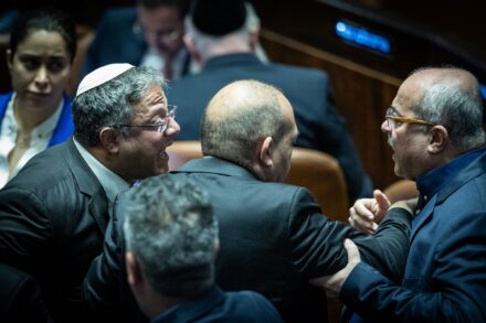 "התואר 'תומכי טרור' נאמר היום כלאחר יד". עימות בין ח"כ אחמד טיבי לשר איתמר בן גביר בכנסת, מרץ 2024 (צילום: יונתן זינדל / פלאש 90)
