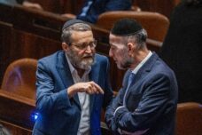 חברי הכנסת משה גפני ואורי מקלב בכנסת, ב-15 בדצמבר 2022 (צילום: אוליבייה פיטוסי / פלאש90)