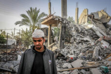 פלסטיני ליד בית שנהרס בהפצצה ישראלית בעיר רפיח, בדרום רצועת עזה, ב-24 באפריל 2024 (צילום: עבד רחים ח'טיב / פלאש90)
