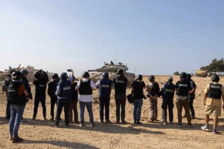 עיתונאים מתעדים כוחות צבא סמוך לגבול עם עזה, באוקטובר 2023 (צילום: אורן זיו) עיתונאים מתעדים כוחות צבא סמוך לגבול עם עזה, באוקטובר 2023 (צילום: אורן זיו)