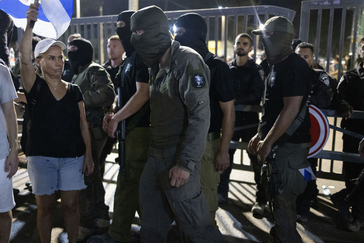 מחאה בקריאה לשחרור תשעת החיילים העצורים מחוץ לבסיס בית ליד (צילום: אורן זיו)