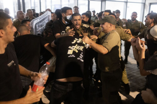 מחאה בקריאה לשחרור תשעת החיילים העצורים בבסיס בית ליד (צילום: אורן זיו)
