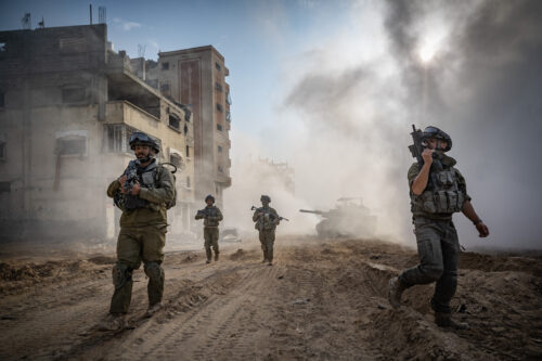 חיילים בבית לאהיא שבצפון רצועת עזה, ב-28 בדצמבר 2023 (צילום: יונתן זינדל / פלאש90). למצולמים אין קשר לכתבה