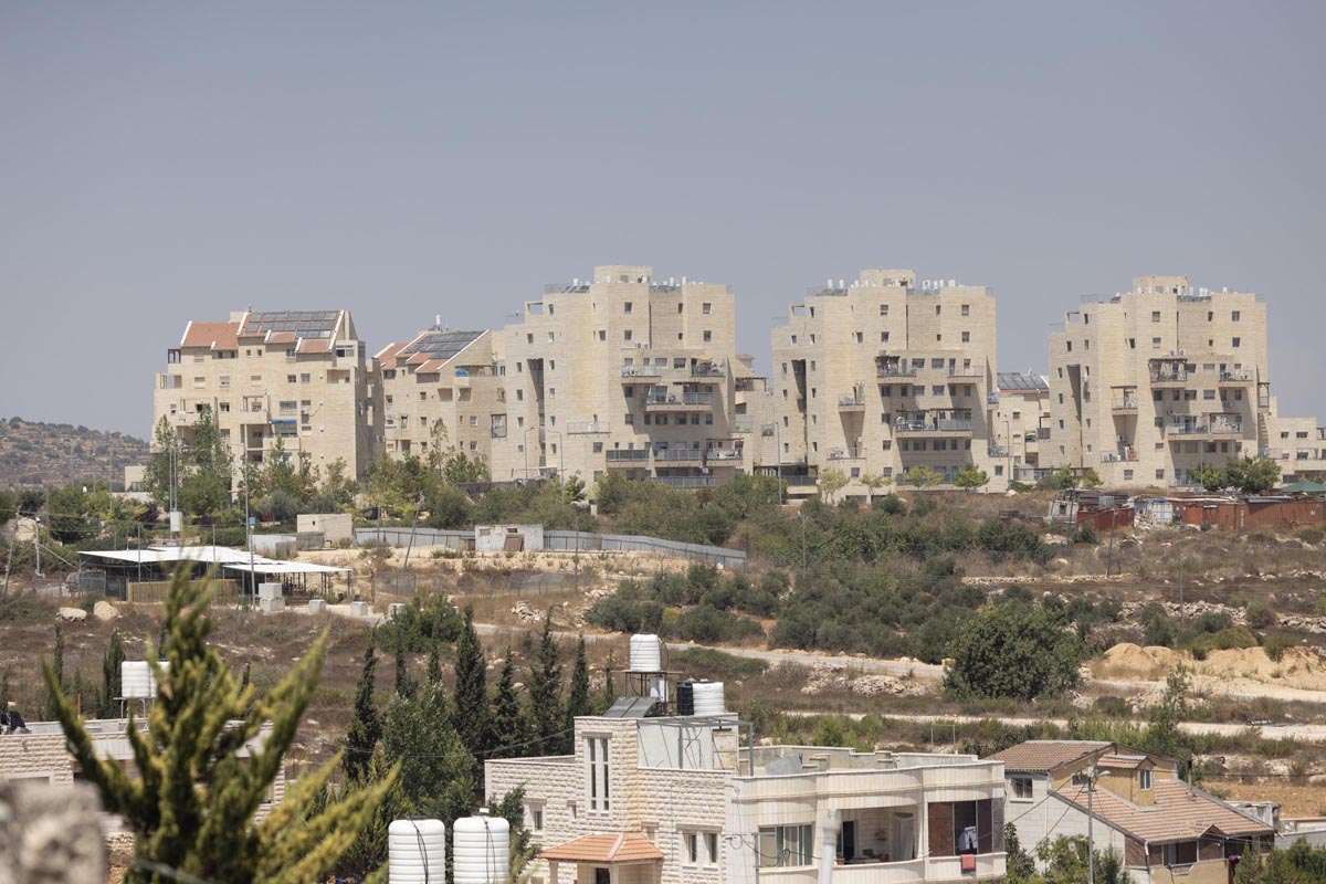 בתי הכפר ואד רחאל וברקע ההתנחלות אפרת (צילום: אורן זיו)