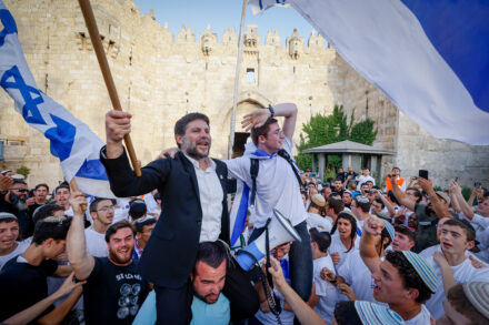 בצלאל סמוטריץ' במצעד הדגלים בשער שכם, ב-29 במאי 2022 (צילום: אוליבייה פיטוסי / פלאש90) בצלאל סמוטריץ' במצעד הדגלים בשער שכם, ב-29 במאי 2022 (צילום: אוליבייה פיטוסי / פלאש90)