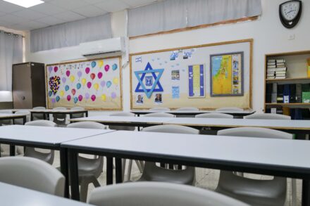 ה"מצב" מוצג לתלמידים כמשהו שנפל משמיים. כיתת בית ספר בקצרין, אוגוסט 2022 (צילום: מיכאל גלעדי / פלאש90)