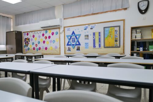 ה"מצב" מוצג לתלמידים כמשהו שנפל משמיים. כיתת בית ספר בקצרין, אוגוסט 2022 (צילום: מיכאל גלעדי / פלאש90)