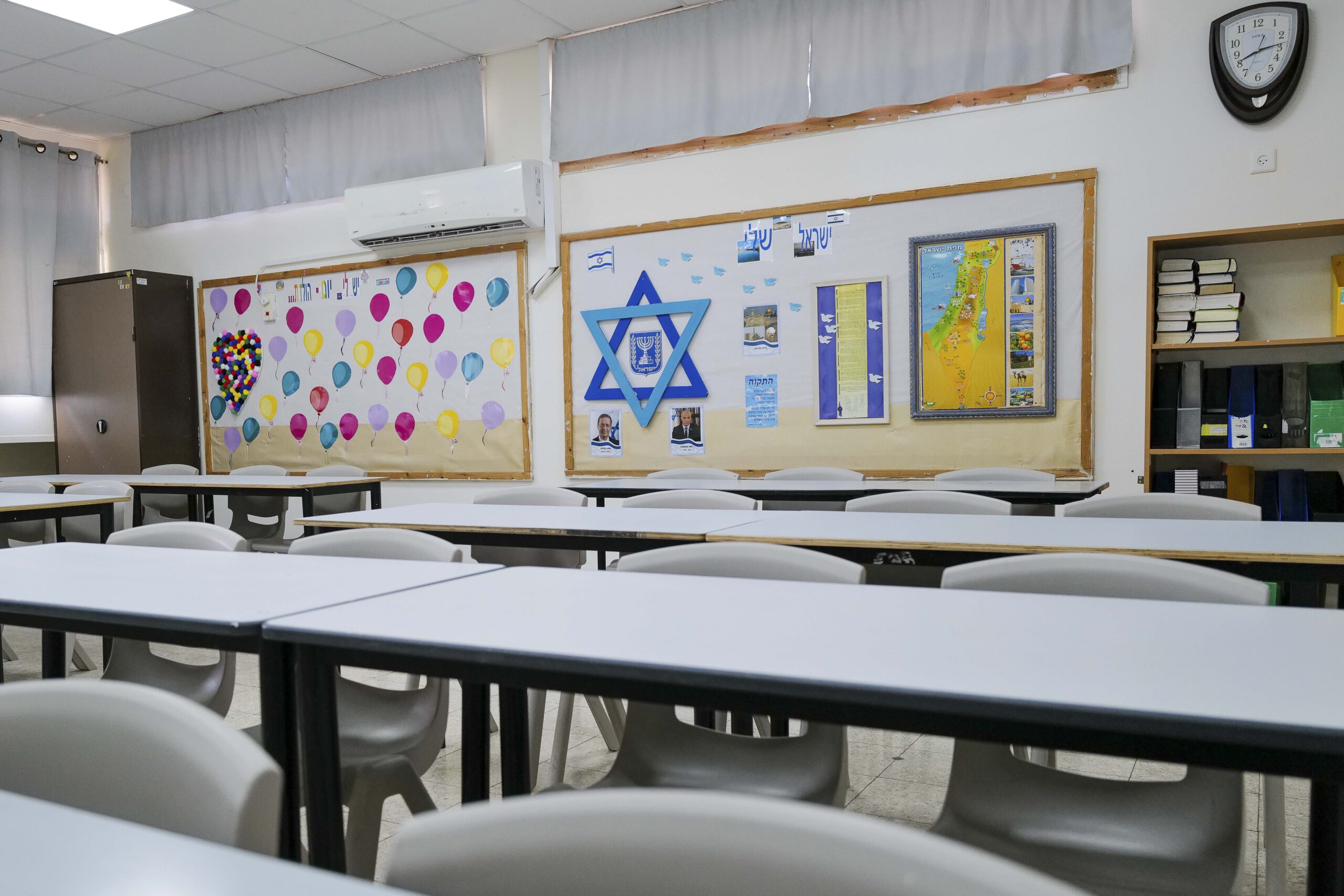 ה"מצב" מוצג לתלמידים כמשהו שנפל משמיים. כיתת בית ספר בקצרין, אוגוסט 2022 (צילום: מיכאל גלעדי / פלאש90) 