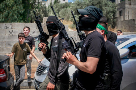 חמושים בלוויה של פלסטינים שנהרגו במבצע של הצבא הישראלי מערבית לג'נין, ב-12 ביוני 2024 (צילום: נאסר אשתייה / פלאש90)