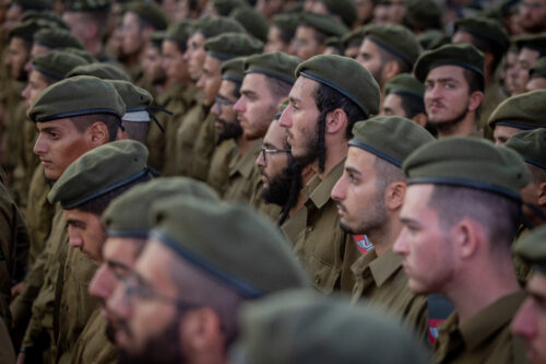 מבטי האנשים מזדגגים כאשר מישהו מזכיר את סבלם של אזרחים פלסטינים בעזה. חיילים מגדוד נצח יהודה בטקס השבעה בכותל, יולי 2024 (צילום: חיים גולדברג / פלאש90) מבטי האנשים מזדגגים כאשר מישהו מזכיר את סבלם של אזרחים פלסטינים בעזה. חיילים מגדוד נצח יהודה בטקס השבעה בכותל, יולי 2024 (צילום: חיים גולדברג / פלאש90)