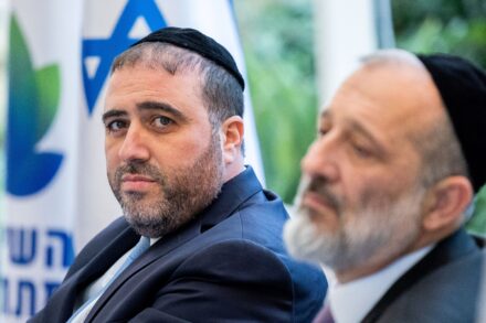 בליכוד מאשימים: ש"ס היא לא מפלגת ימין. יו"ר ש"ס אריה דרעי ושר הפנים משה ארבל )צילום: יונתן זינדל / פלאש90) בליכוד מאשימים: ש"ס היא לא מפלגת ימין. יו"ר ש"ס אריה דרעי ושר הפנים משה ארבל )צילום: יונתן זינדל / פלאש90)
