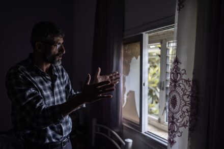 אביה של באנא לבום בת ה-13, בחדר שבו נהרגה בכפר קריות (צילום: אורן זיו)