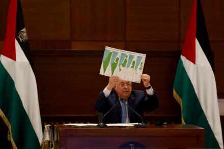 נשיא הרשות הפלסטינית, מחמוד עבאס, בישיבה של ההנהגה הפלסטינית ברמאללה, ב-3 בספטמבר 2020 (צילום: פלאש90) נשיא הרשות הפלסטינית, מחמוד עבאס, בישיבה של ההנהגה הפלסטינית ברמאללה, ב-3 בספטמבר 2020 (צילום: פלאש90)
