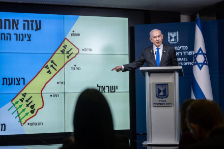 ראש הממשלה, בנימין נתניהו, מדבר על הצורך להישאר בציר פילדלפי במסיבת עיתונאים בירושלים, ב-2 בספטמבר 2024 (צילום: חיים גולדברג / פלאש90) ראש הממשלה, בנימין נתניהו, מדבר על הצורך להישאר בציר פילדלפי במסיבת עיתונאים בירושלים, ב-2 בספטמבר 2024 (צילום: חיים גולדברג / פלאש90)