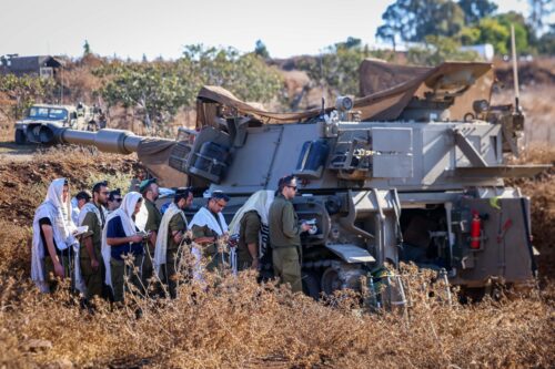 חיילים מתפללים ליד הגבול עם לבנון, ב-29 בספטמבר 2024 (צילום: דיוויד כהן / פלאש90)