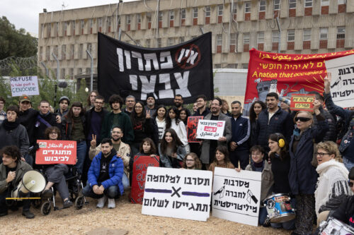 הפגנת תמיכה בסרבנים עידו עילם, סול בכר צליק ואיתמר גרינברג מחוץ לבק״ום, 27 בנובמבר 2024 (צילום:אורן זיו)