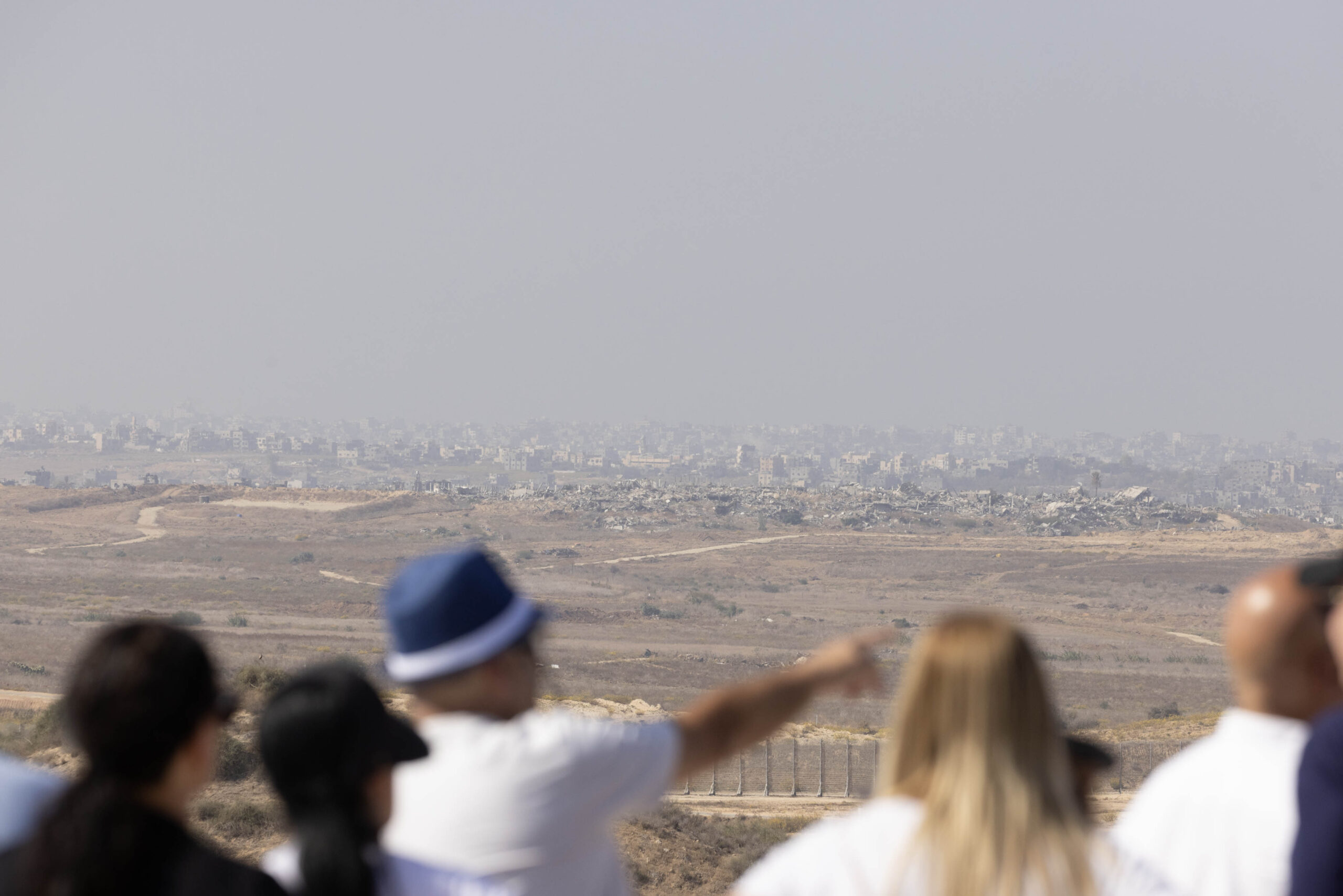 ישראלים מבטים על צפון עזה מנקודת תצפית בשדרות (צילום: אורן זיו)