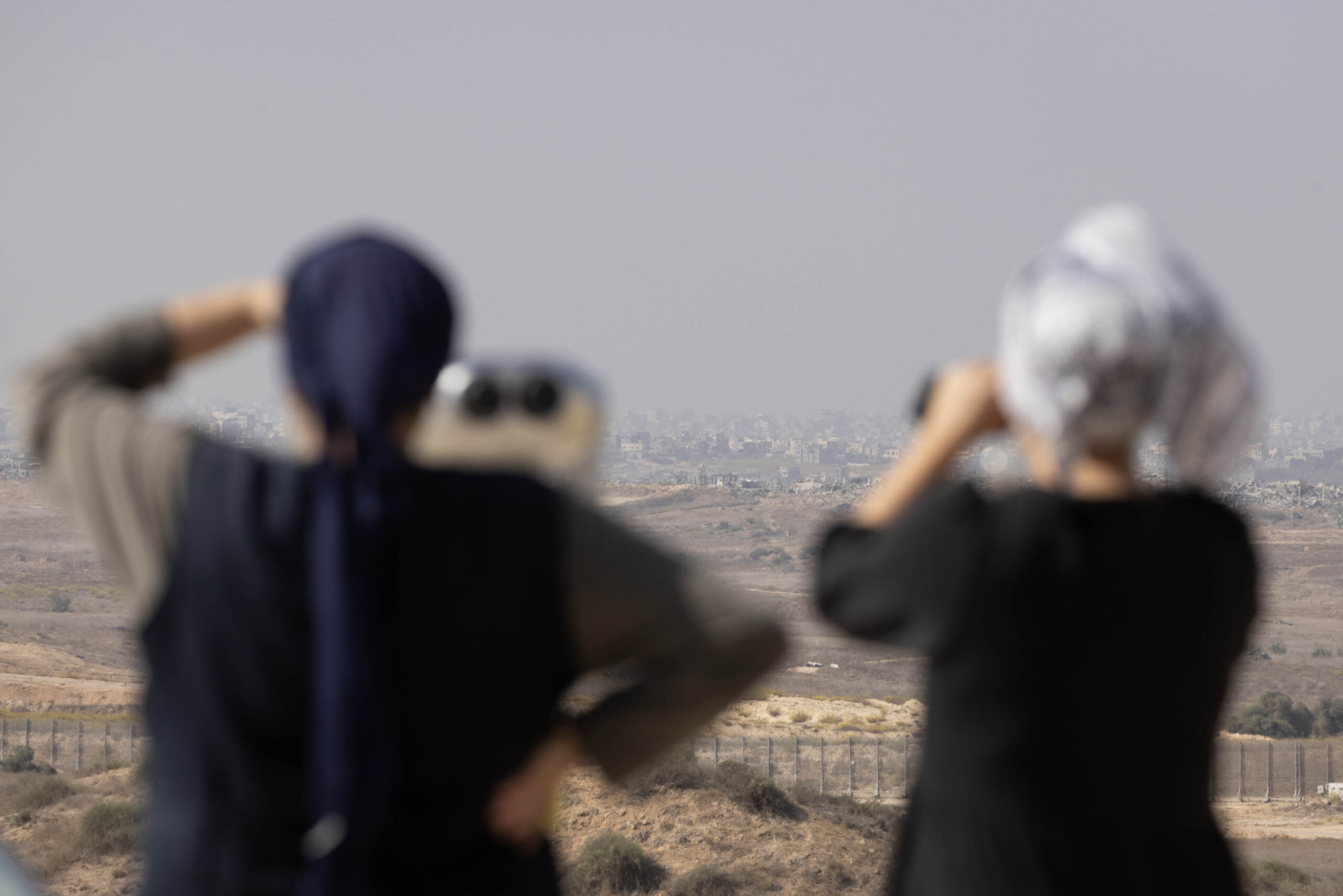ישראלים מבטים על צפון עזה מנקודת תצפית בשדרות (צילום: אורן זיו)