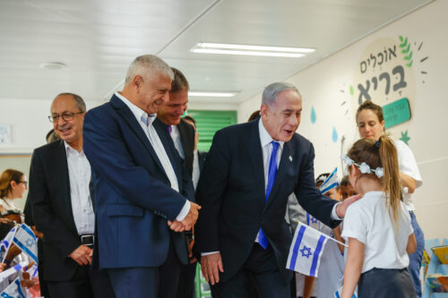 ראש הממשלה, בנימין נתניהו, ושר החינוך, יואב קיש, מבקרים בבית ספר בהתנחלות מעלה אדומים, ב-1 בספטמבר 2023 (צילום: אוליבייה פיטוסי / פול)