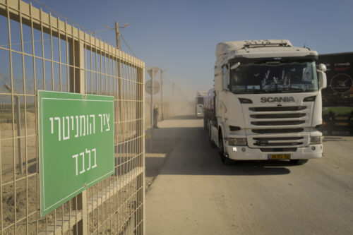 משאית סיוע הומניטרי מהאיחוד האירופי נכנסת לעזה דרך מעבר ארז, ב-11 בנובמבר 2024 (צילום: מיכאל גלעד / פלאש90)