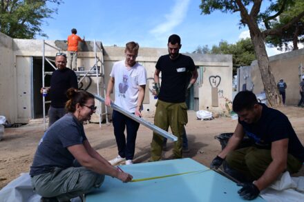 רבים מתושבי העוטף חזרו, אבל השיקום עוד רחוק. מתנדבים משפצים בתים בקיבוץ כפר עזה, נובמבר 2024 (צילום: תומר נויברג / פלאש90) רבים מתושבי העוטף חזרו, אבל השיקום עוד רחוק. מתנדבים משפצים בתים בקיבוץ כפר עזה, נובמבר 2024 (צילום: תומר נויברג / פלאש90)