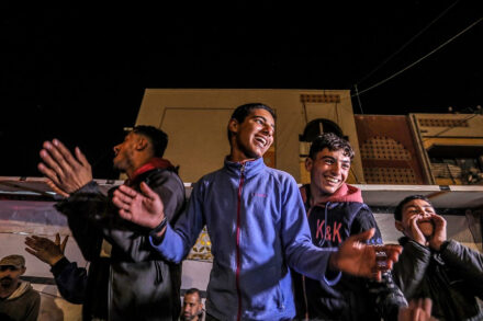 פלסטינים בח'אן יונס חוגגים את ההודעה על הפסקת האש, 15 בינואר 2025 (צילום: עבד רחים ח'טיב / פלאש90)