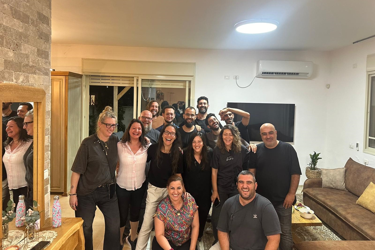 צוות התוכנית "תפדלו עלא אלעשא" (צילום: ארמוזה הפקות/ מכאן 33)