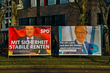 שלטי בחירות של CDU ו-SPD בפרנקפורט, בינואר 2025 (צילום: conceptphoto.info / פליקר, CC BY 2.0)