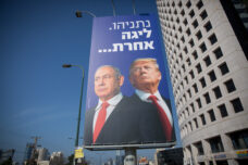 טראמפ, כך נראה, לא רק משרטט את המטרות הגדולות של המלחמה אלא מכתיב את המהלכים בשטח. טראמפ ונתניהו על שלט חוצות בתל-אביב. (צילום: מרים אלסטר / פלאש90)