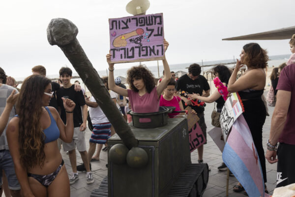 אלה קידר גרינברג במיצג של "הגוש נגד הכיבוס" במצעד הגאווה בתל אביב, 8 ביוני 2023 (צילום: אורן זיו)