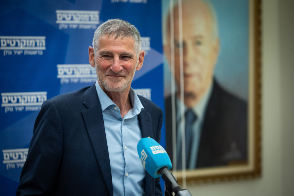 יאיר גולן בישיבת סיעה של "הדמוקרטים" בכנסת, ב-19 במאי 2025 (צילום: אורן בן חקון / פלאש90)