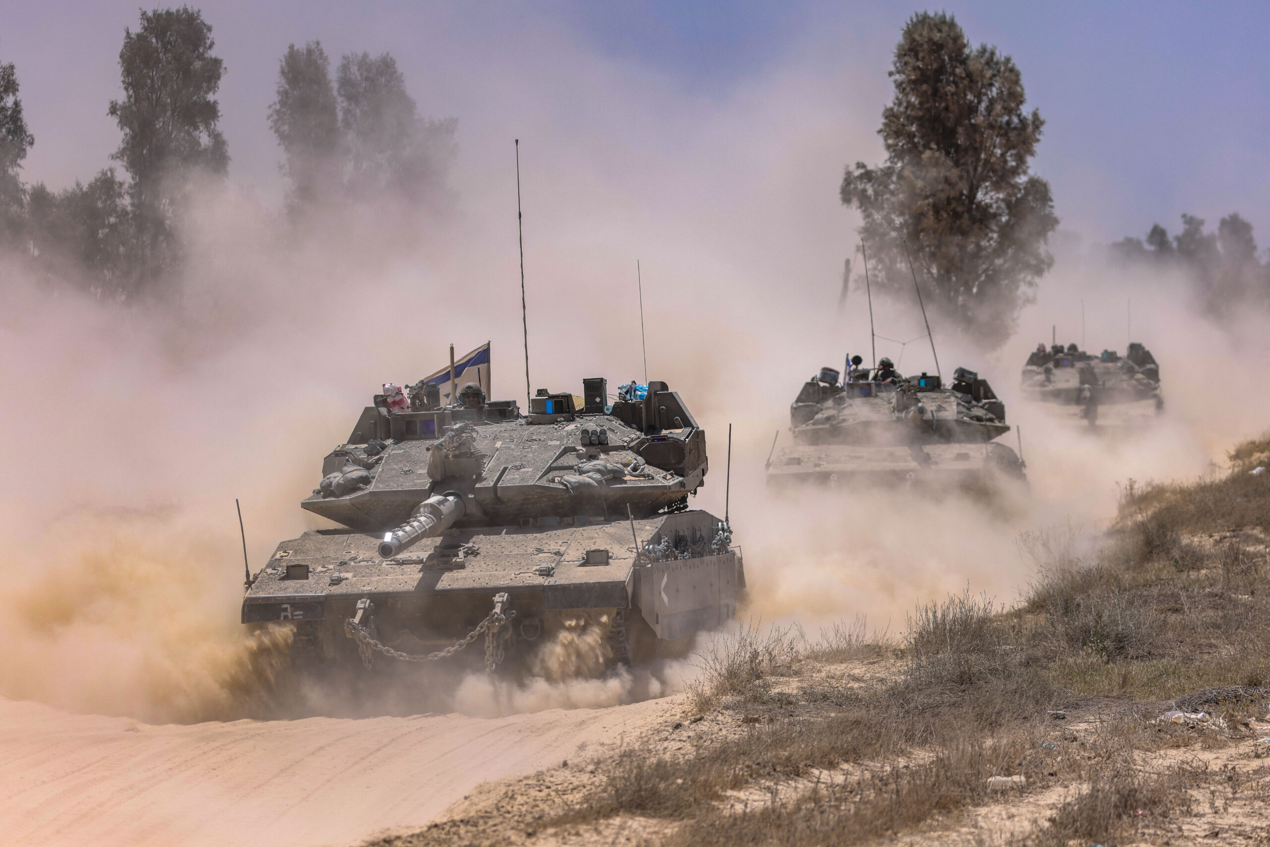 טנקים ישראליים בגבול עם עזה, ב-20 במאי 2025 (צילום: ג'מאל עוואד / פלאש90)