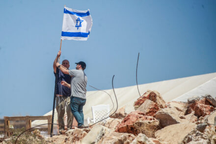 מתנחלים מקימים אוהלים ומניפים דגלי ישראל ליד הכפר ברוקין בגדה המערבית, ב-23 במאי 2025 (צילום: נאסר אשתייה / פלאש90)