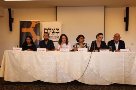 מימין: מנהל מחלקת השטח של בצלם, כרים ג'ובראן; מנכ"לית בצלם, יולי נובק; יו"רית בצלם, אורלי נוי; מנכ"ל רל"א, ד"ר גיא שלו; ומנהלת מחלקת שטחים ברל"א, אסיל אבו ראס, במסיבת עיתונאים בירושלים, ב-28 ביולי 2025 (צילום: אורן זיו)