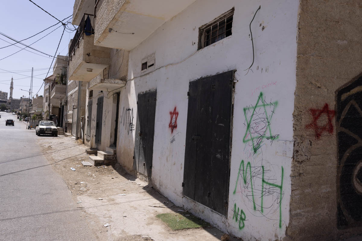 גרפיטי שריססו חילים בכפר אל מוע׳ייר, 24 באוגוסט 2025 (צילום: אורן זיו)
